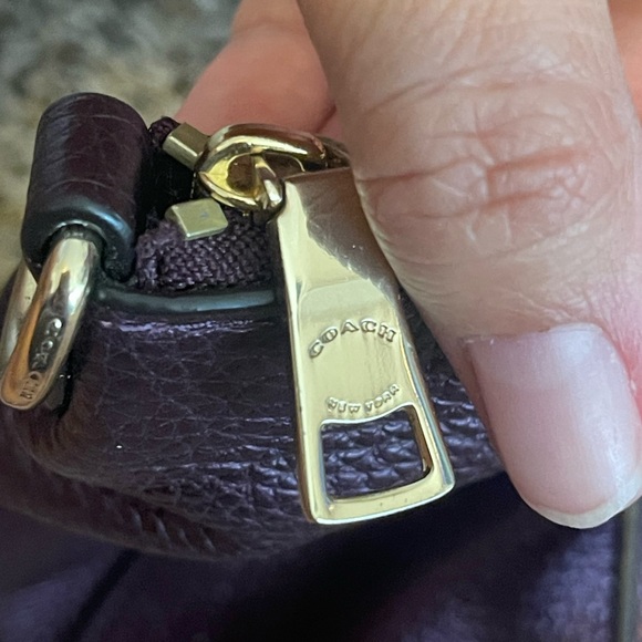 Coach burgundy purse hand bag with shoulder straps included - Picture 9 of 10